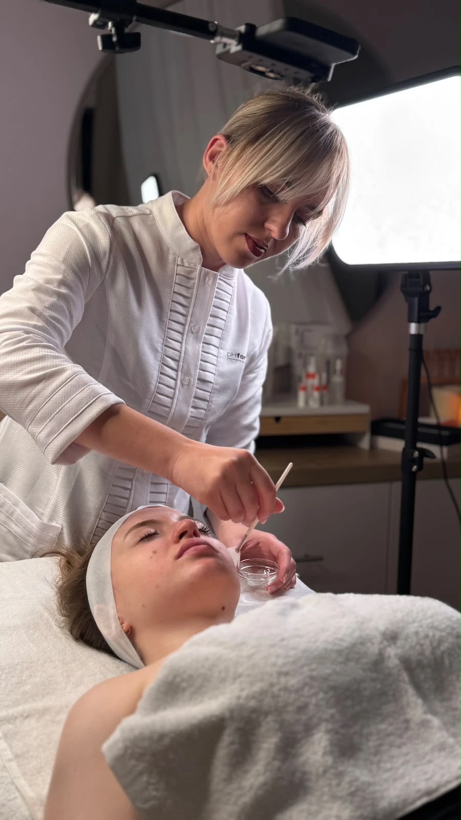 Trattamento viso nello studio AMÉ